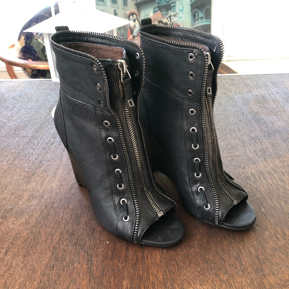 Rosegold zippered moto ankle boots